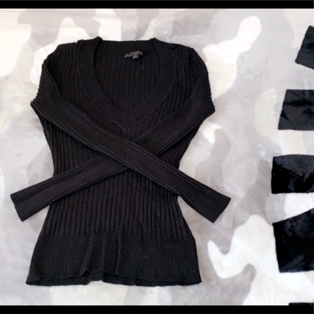 Guess Sweater๐ - Picture 2 of 4